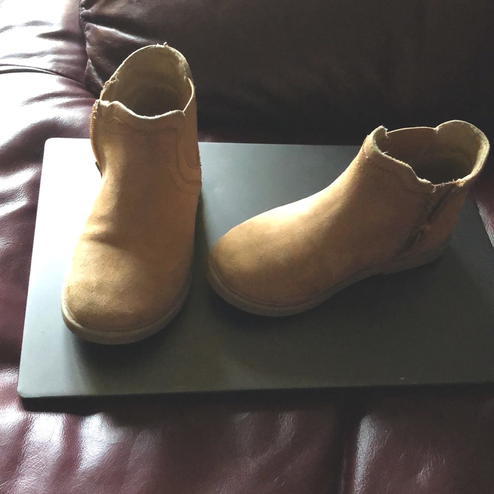 Tucker + Tate. Nova Chelsea Bootie A convenient side zip closure and elastic